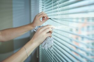 blinds, hands, cleaning-5928692.jpg